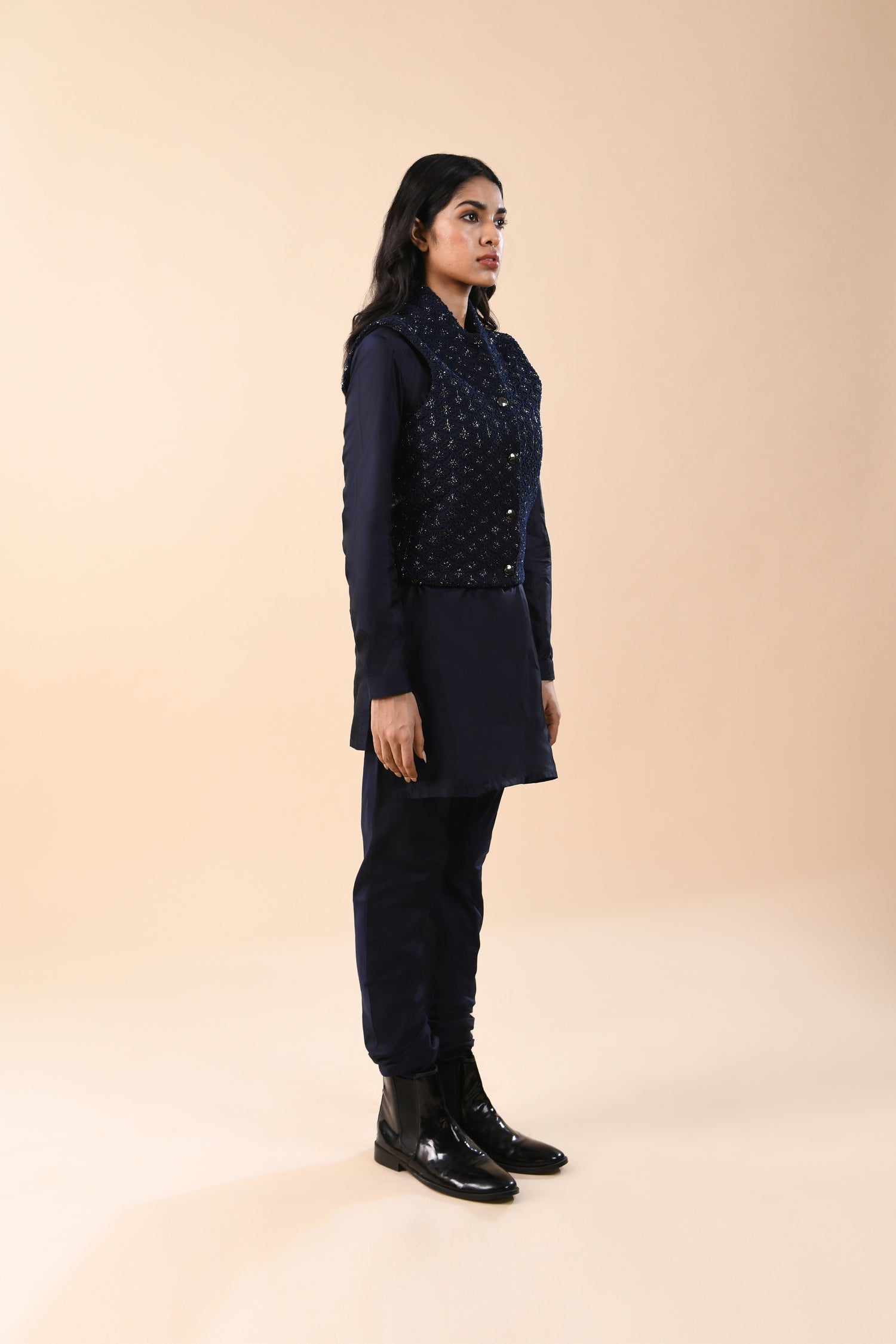 LAMP HIGHLIGHTED SHORT SLEEVELESS JACKET  