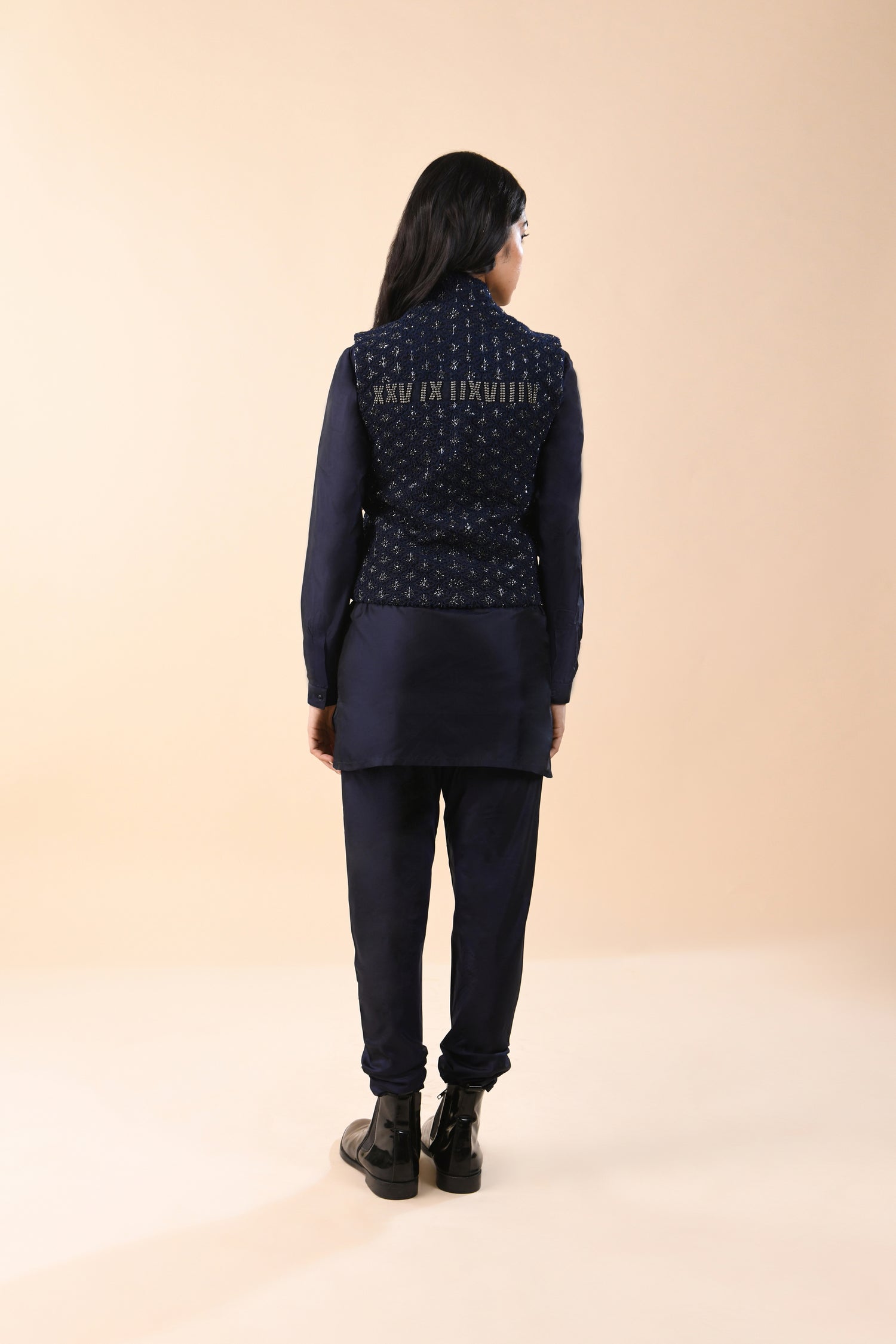 LAMP HIGHLIGHTED SHORT SLEEVELESS JACKET  