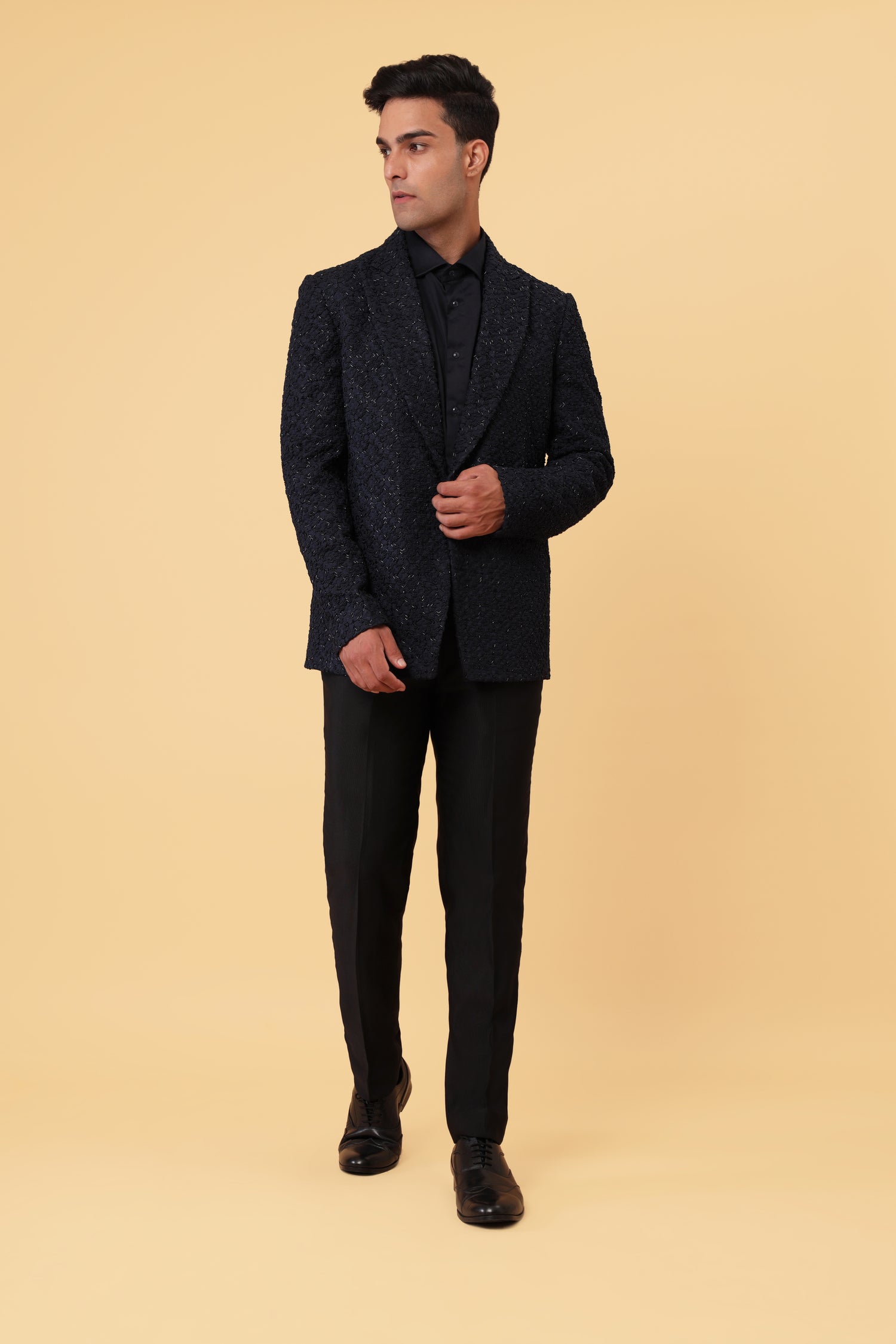 FOUR WAY ARROW HIGHLIGHTED SUITING NAVY BLAZER  