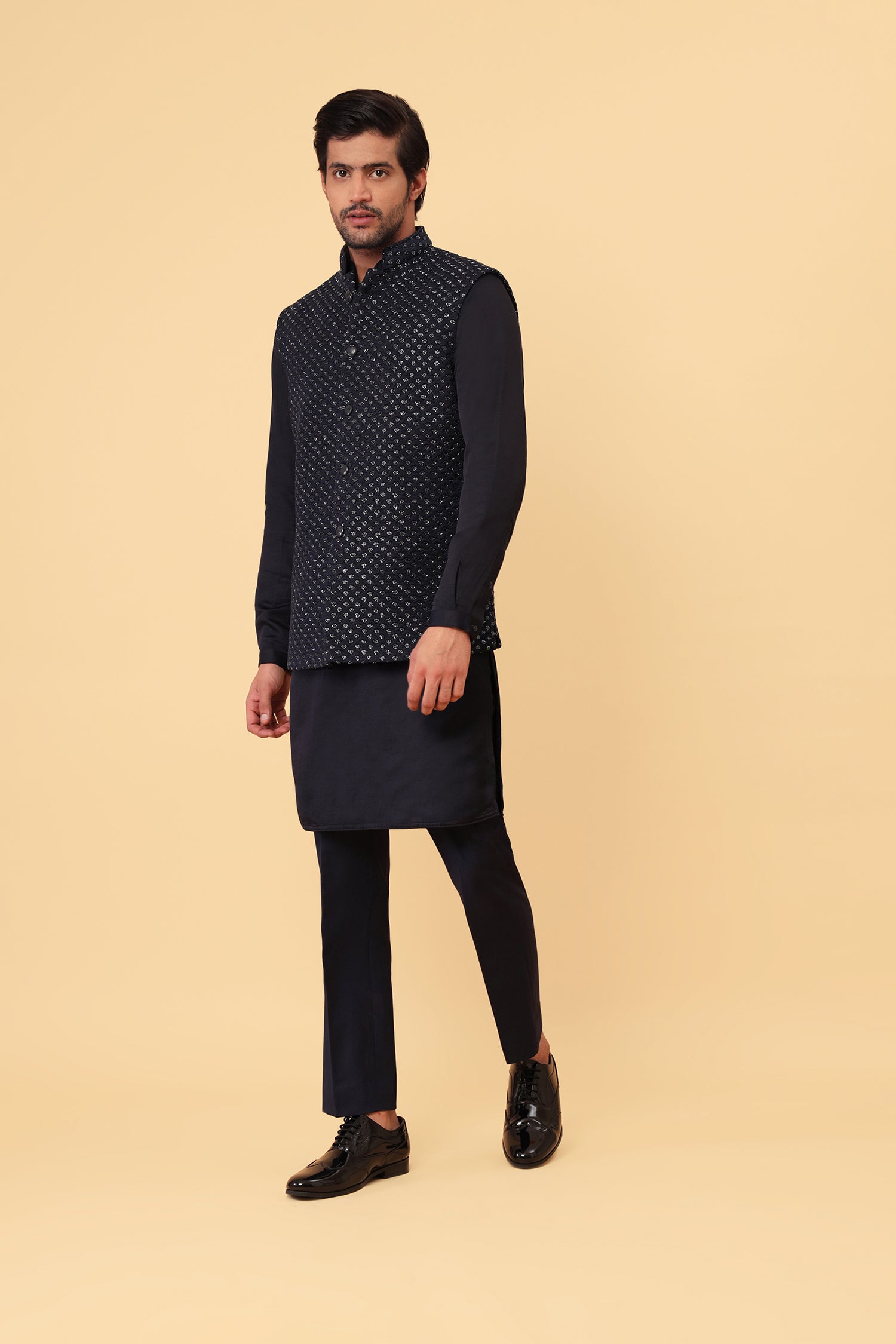  SMALL SCALLOP HIGHLIGHTED SLEEVELESS NAVY SHORT JACKET 