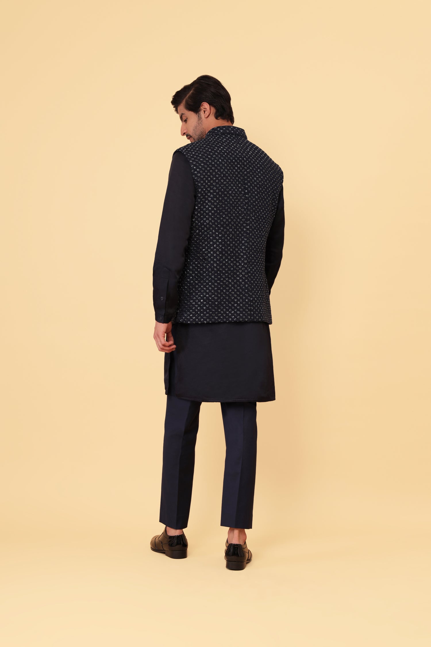 SMALL SCALLOP HIGHLIGHTED SLEEVELESS NAVY SHORT JACKET  