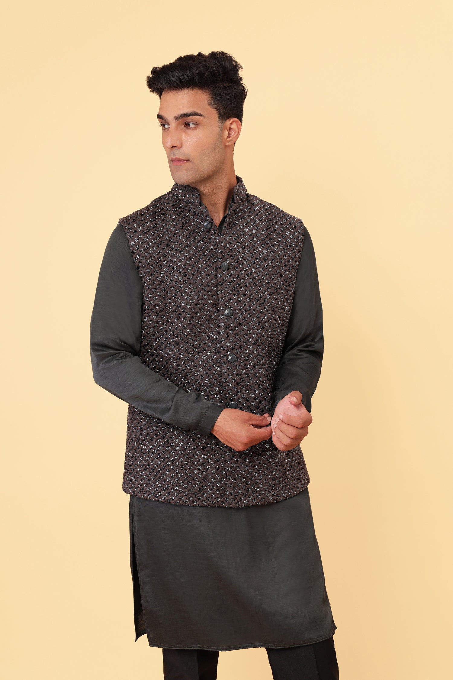  SMALL SCALLOP HIGHLIGHTED SLEEVELESS SHORT JACKET 