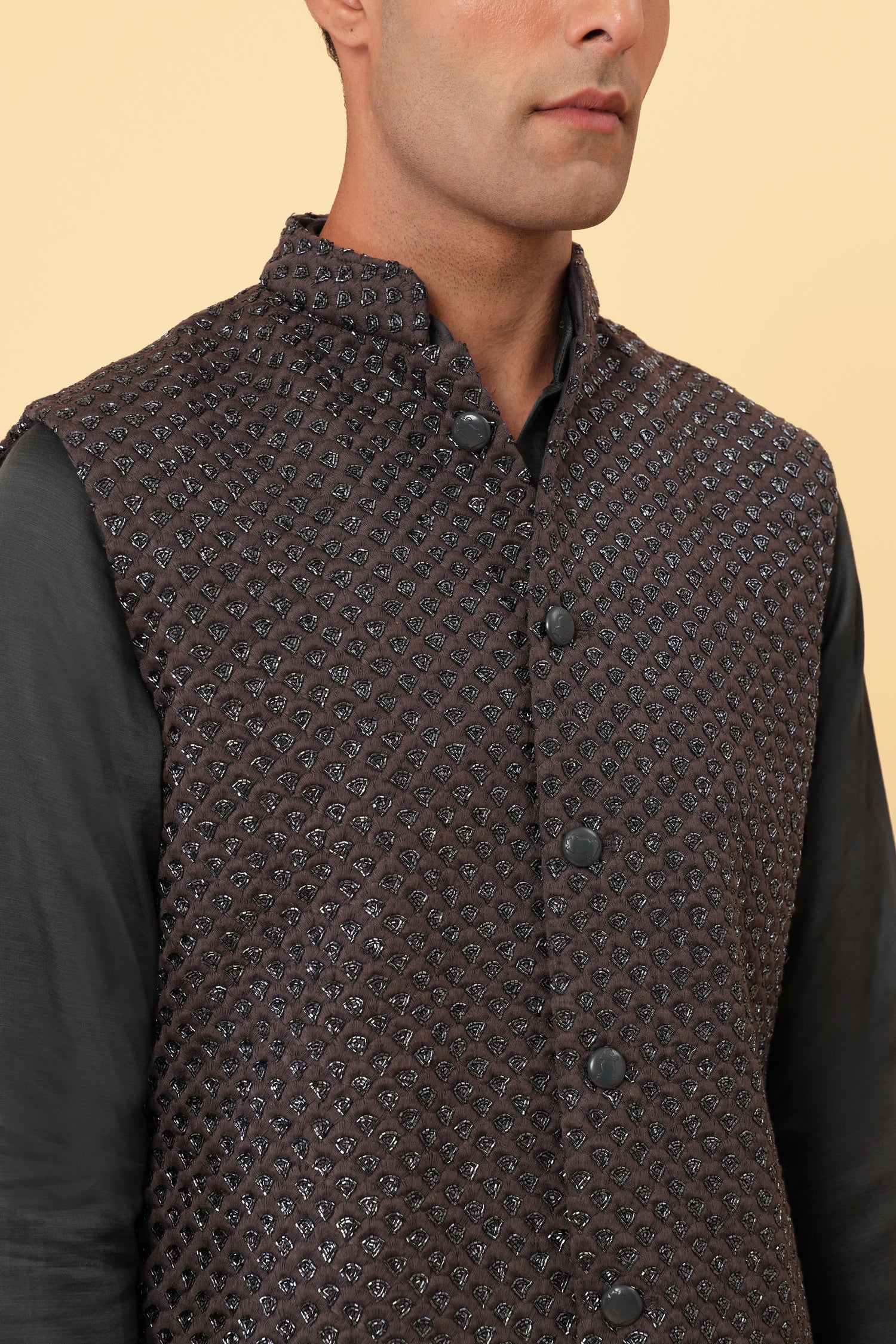 SMALL SCALLOP HIGHLIGHTED SLEEVELESS SHORT JACKET  