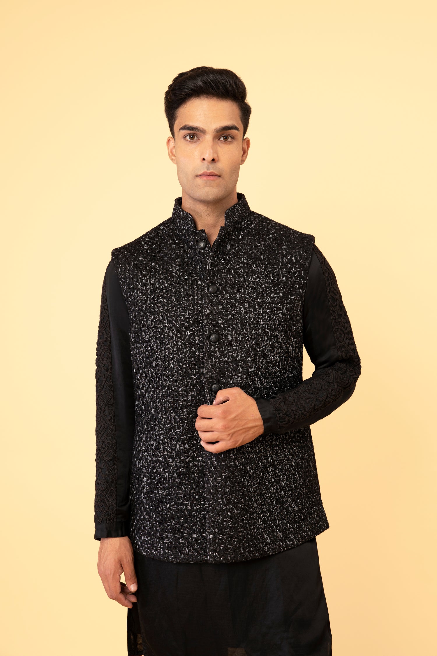 CACTUS THREAD SLEEVELESS SHORT  BLACK JACKET  