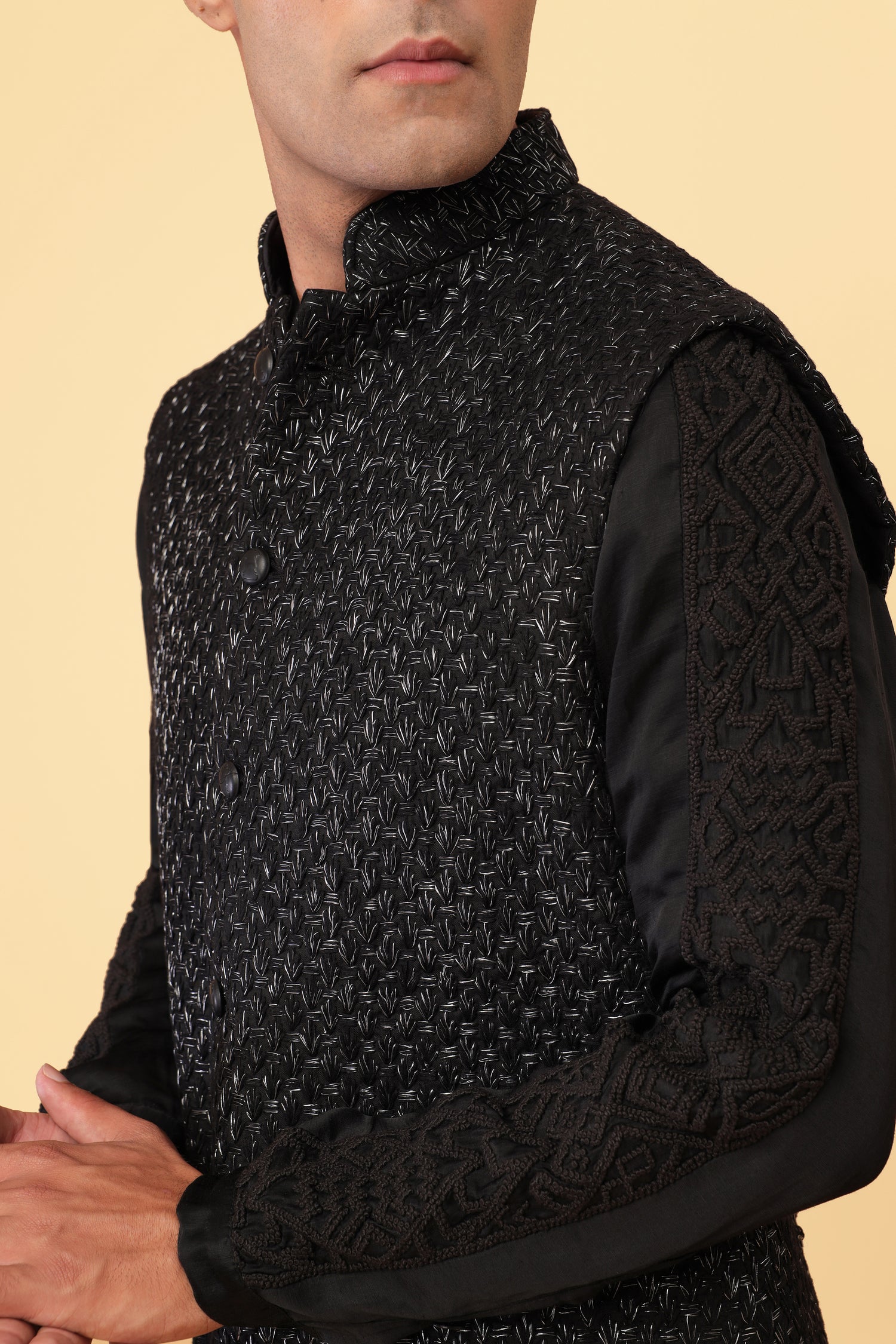 CACTUS THREAD SLEEVELESS SHORT  BLACK JACKET  