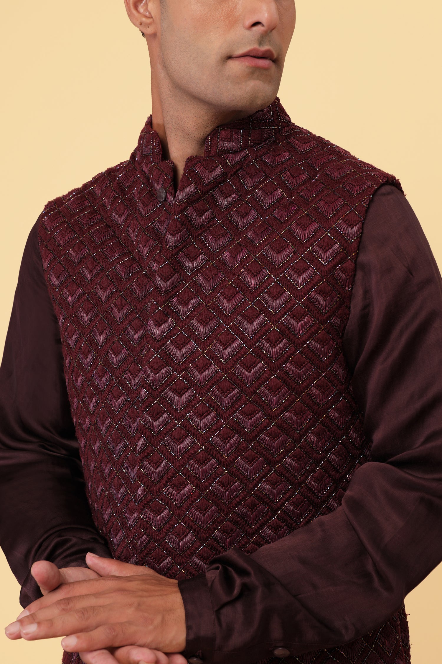 SCALLOP HIGHLIGHTED SHORT SLEEVELESS JACKET  