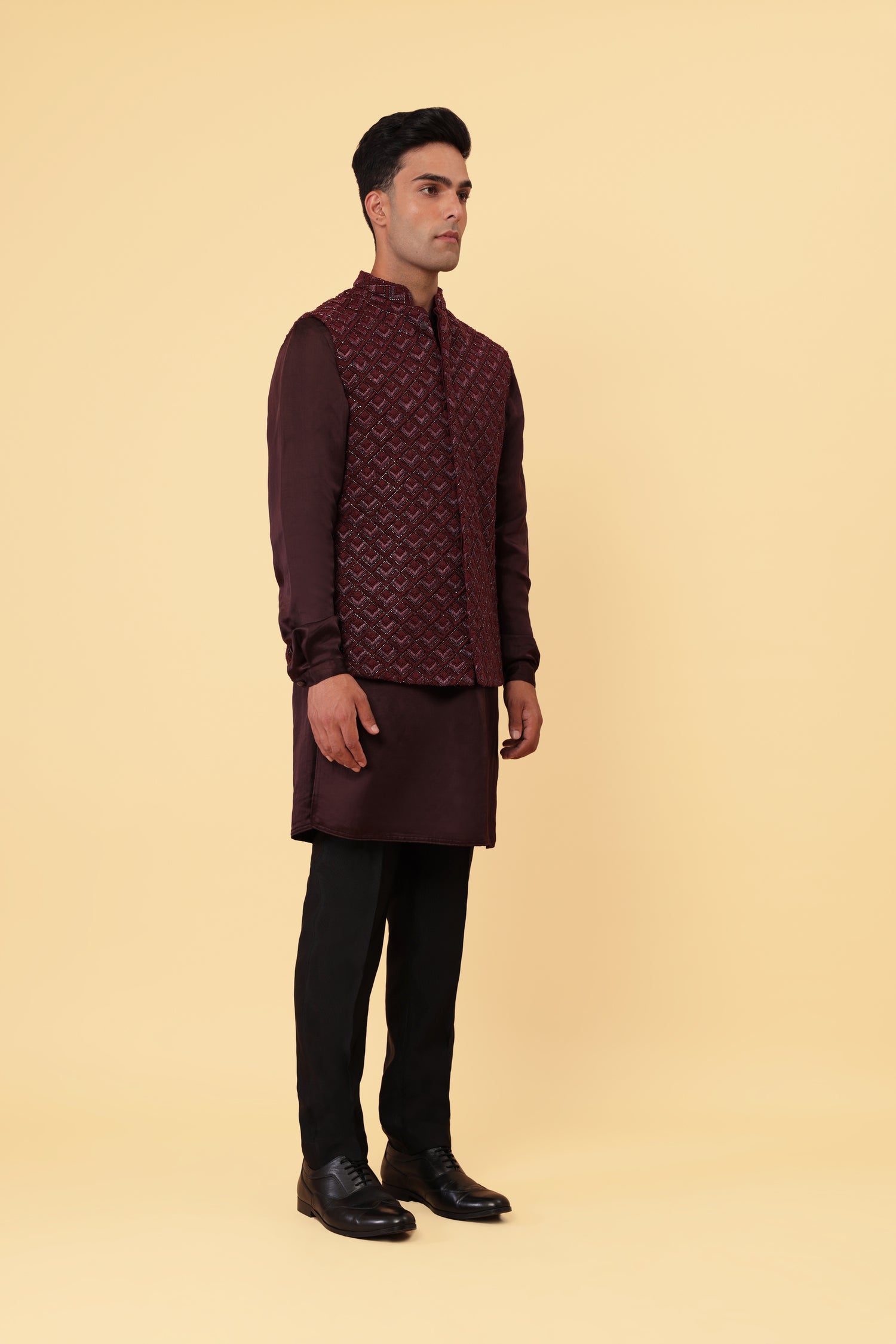 SCALLOP HIGHLIGHTED SHORT SLEEVELESS JACKET  