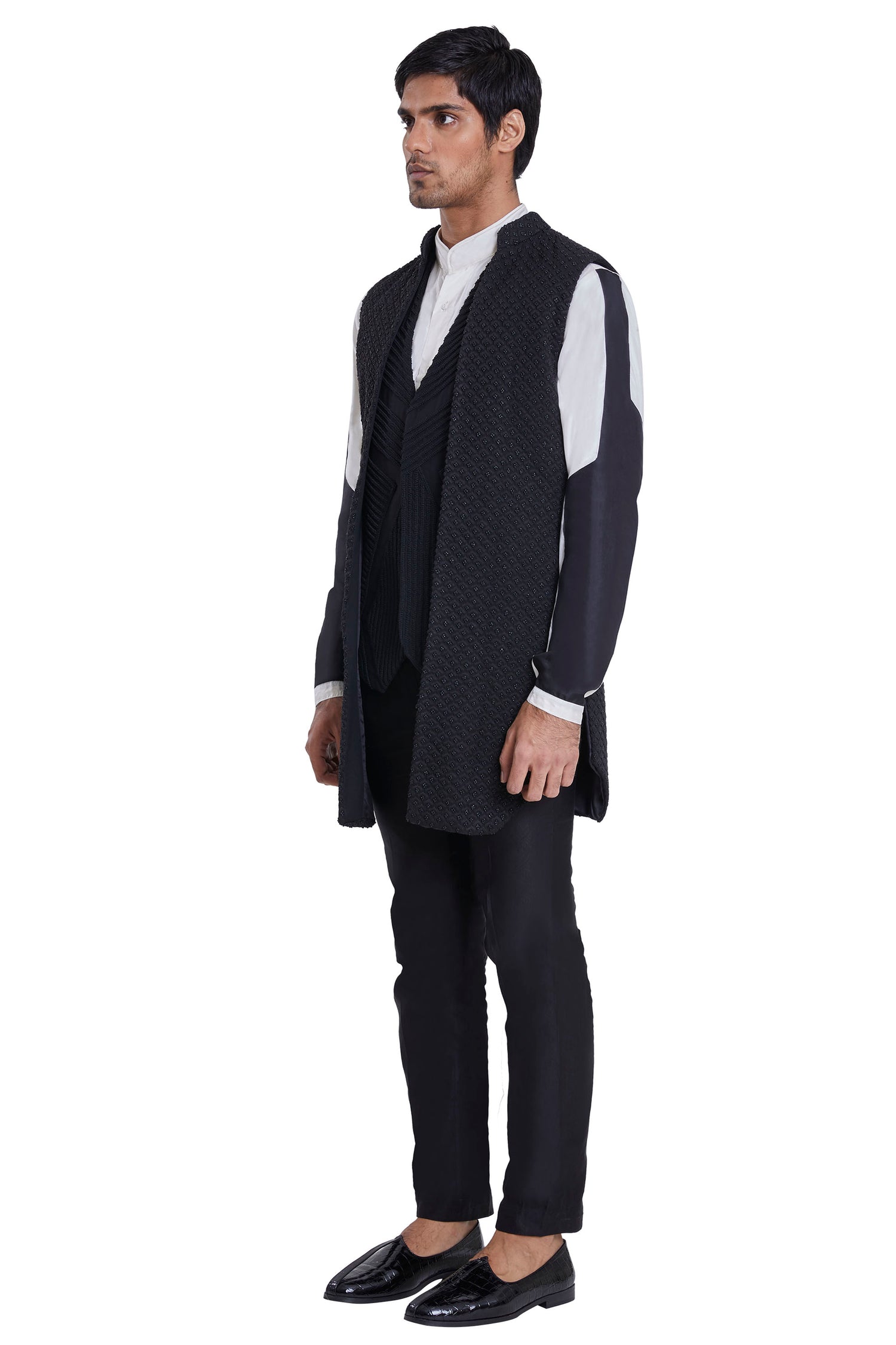 BOM ARROW SLEEVELESS JACKET  