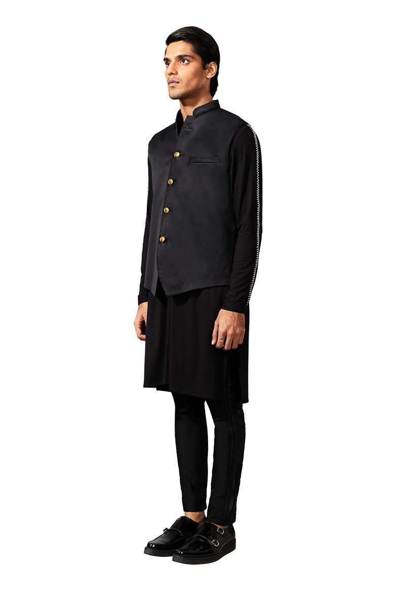 PLAIN SLEEVELESS BLACK JACKET  